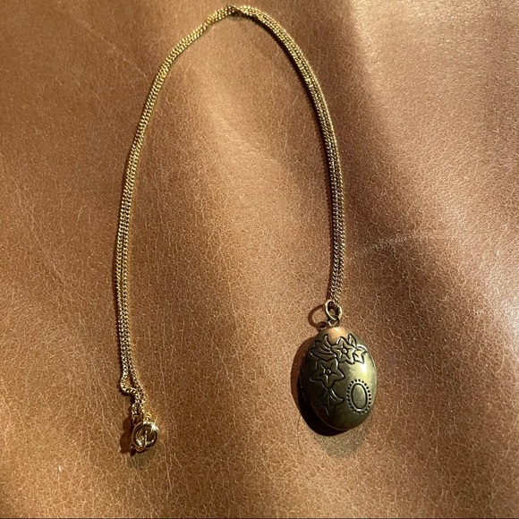 Oval etched locket pendant charm necklace - Picture 1 of 7